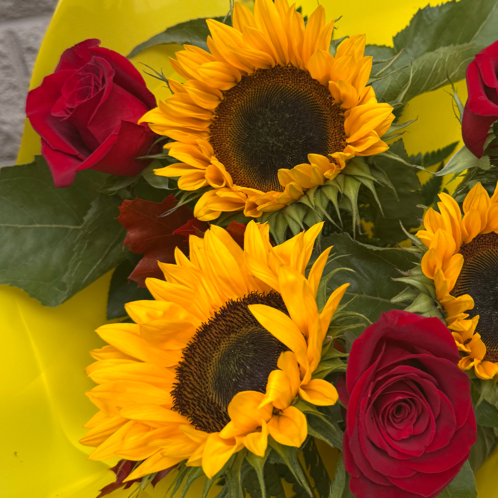 Ramo Girasoles y rosas rojas